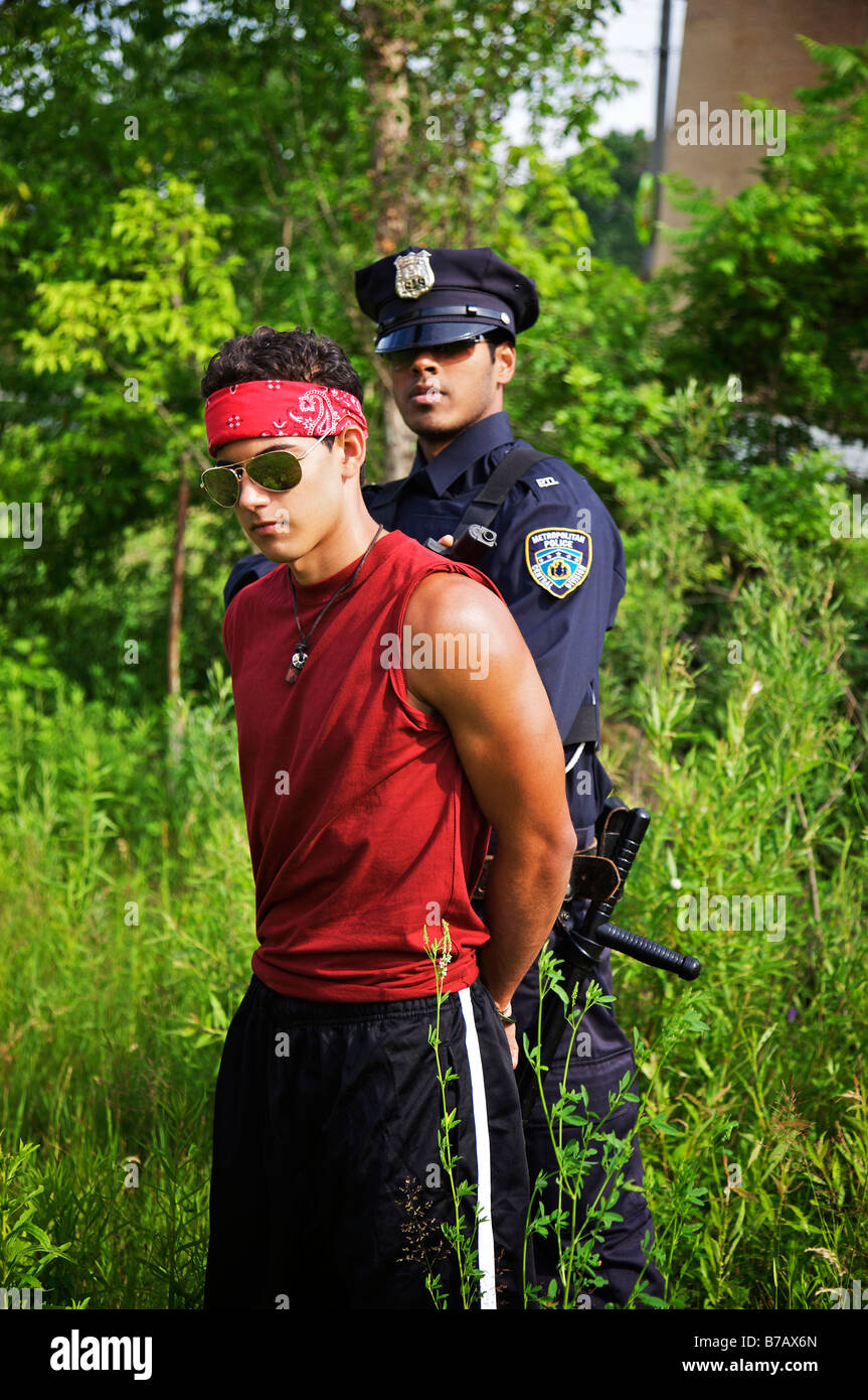 Agent de police arrestation suspect Banque D'Images