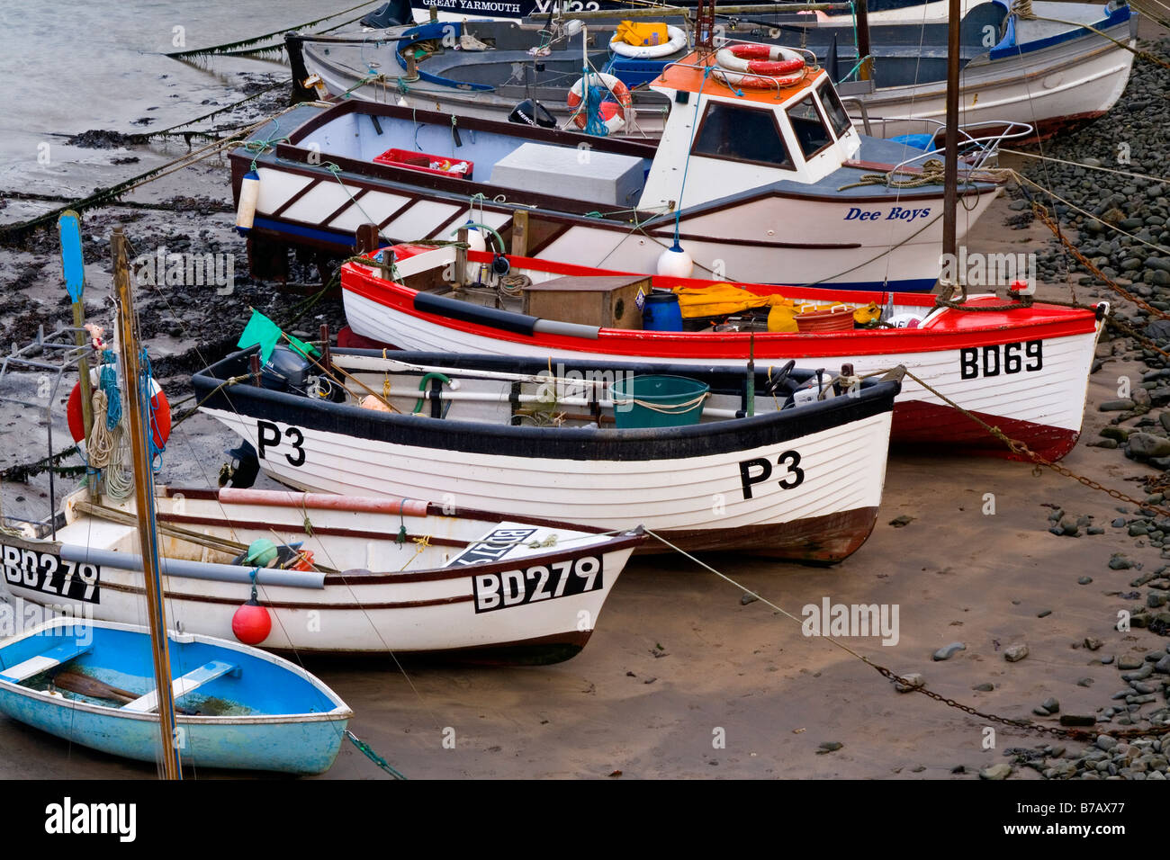 Bateaux de pêche sur la plage de Clovelly près de Bideford dans le Nord du Devon England UK Banque D'Images