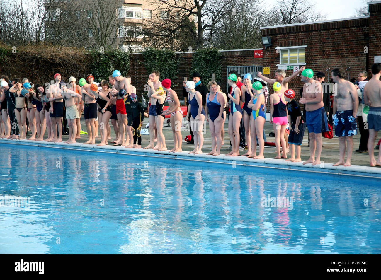 Les participants à la charité de natation d'hiver Parc Brockwell Lido, dans le sud de Londres Banque D'Images