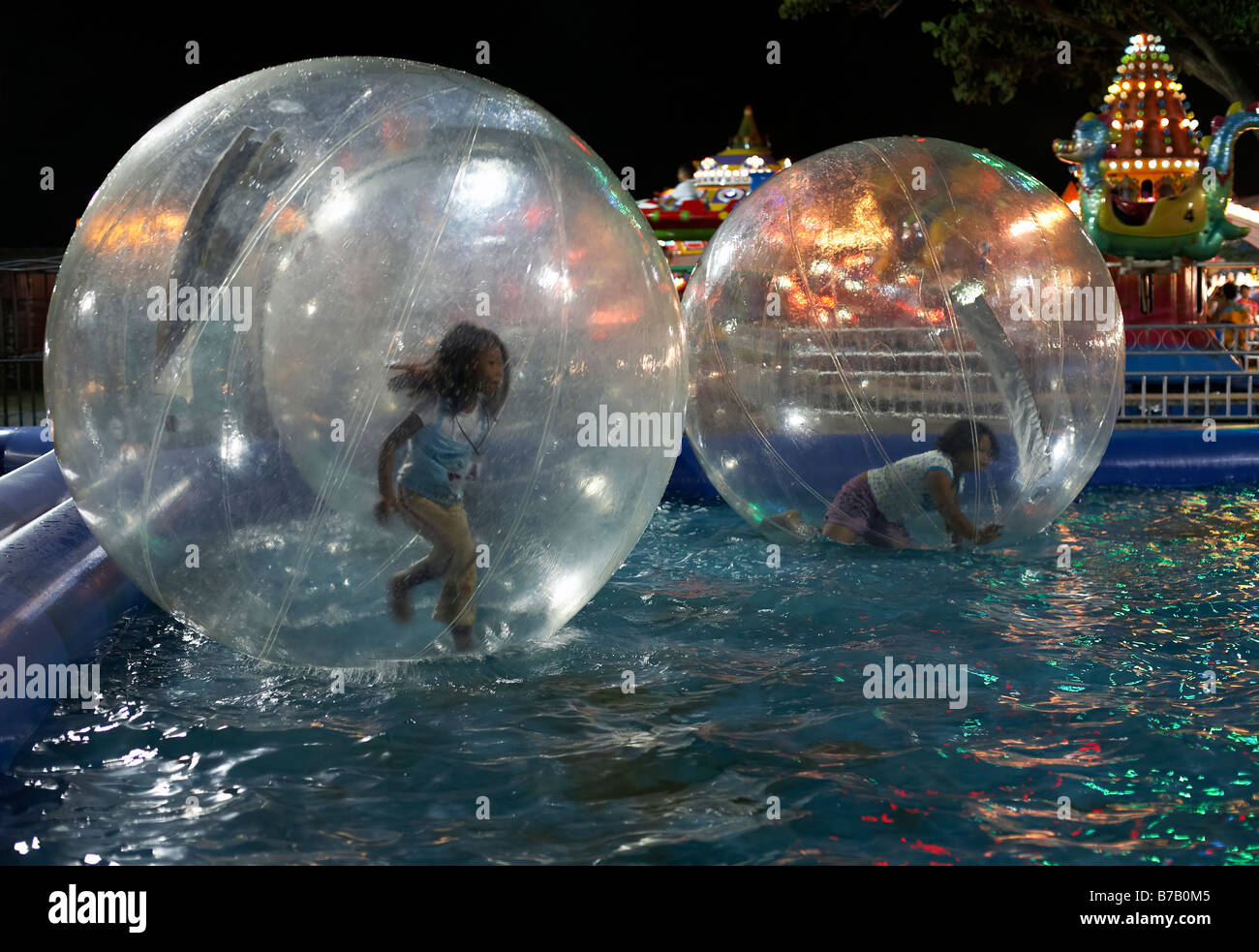 Ballon d'eau pour enfants. Marche sur l'eau. Enfant courant sur l'eau dans un ballon flottant. Parc d'expositions. Banque D'Images