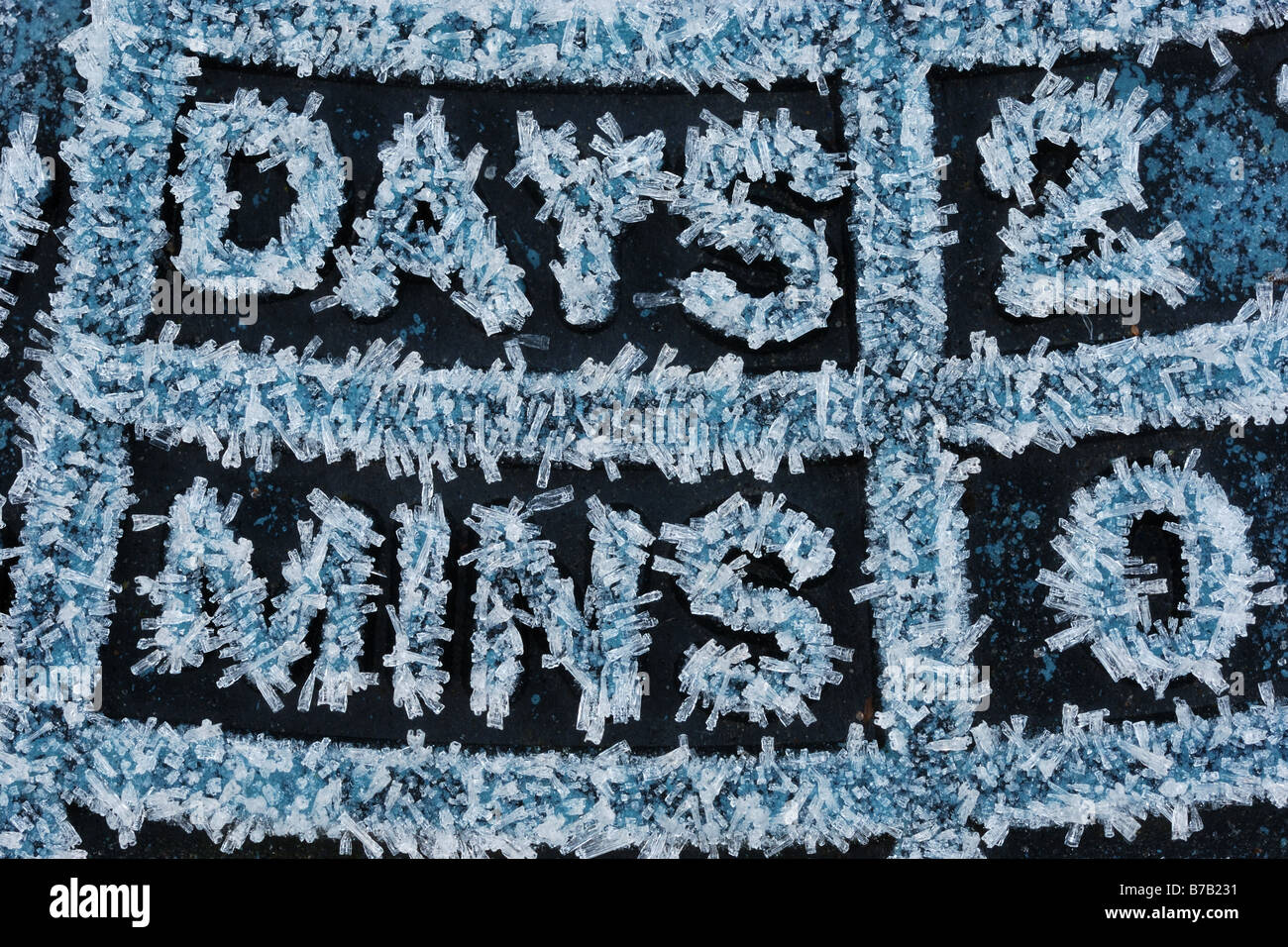 Frozen lettres sur cadran solaire de jours et de minutes, illustrant 'frozen in time' Banque D'Images