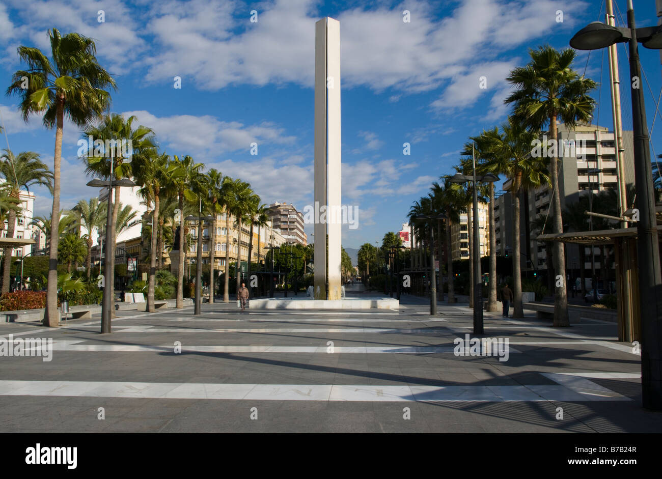 Monument sur la Reina Regente Almeria Espagne Espagnol avenue bordée de palmiers Banque D'Images