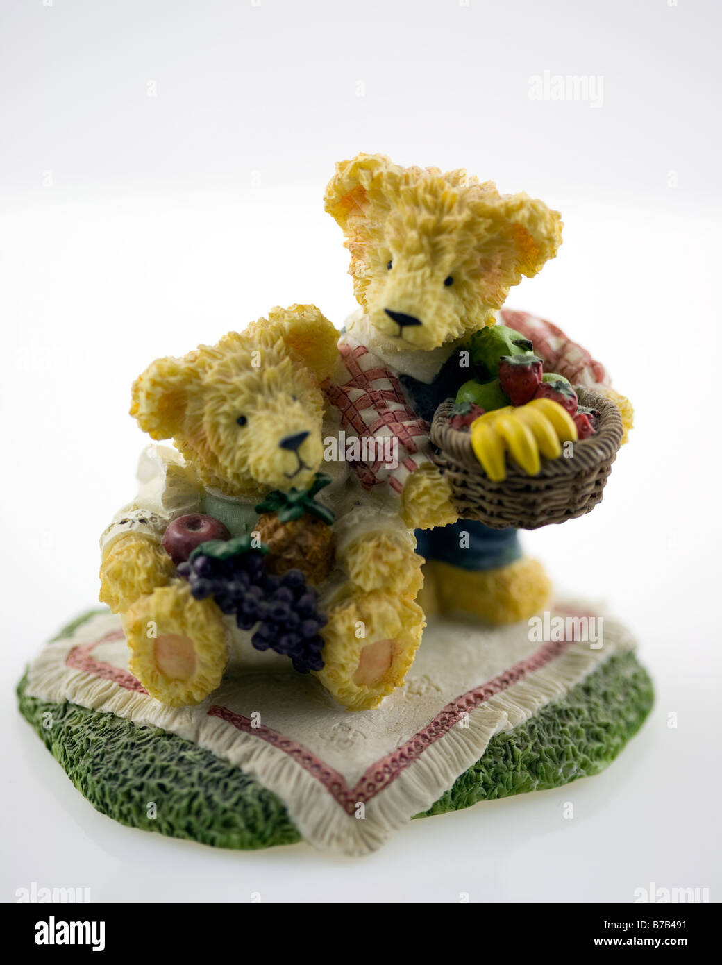 Deux ours en peluche avec de panier pique-nique Banque D'Images