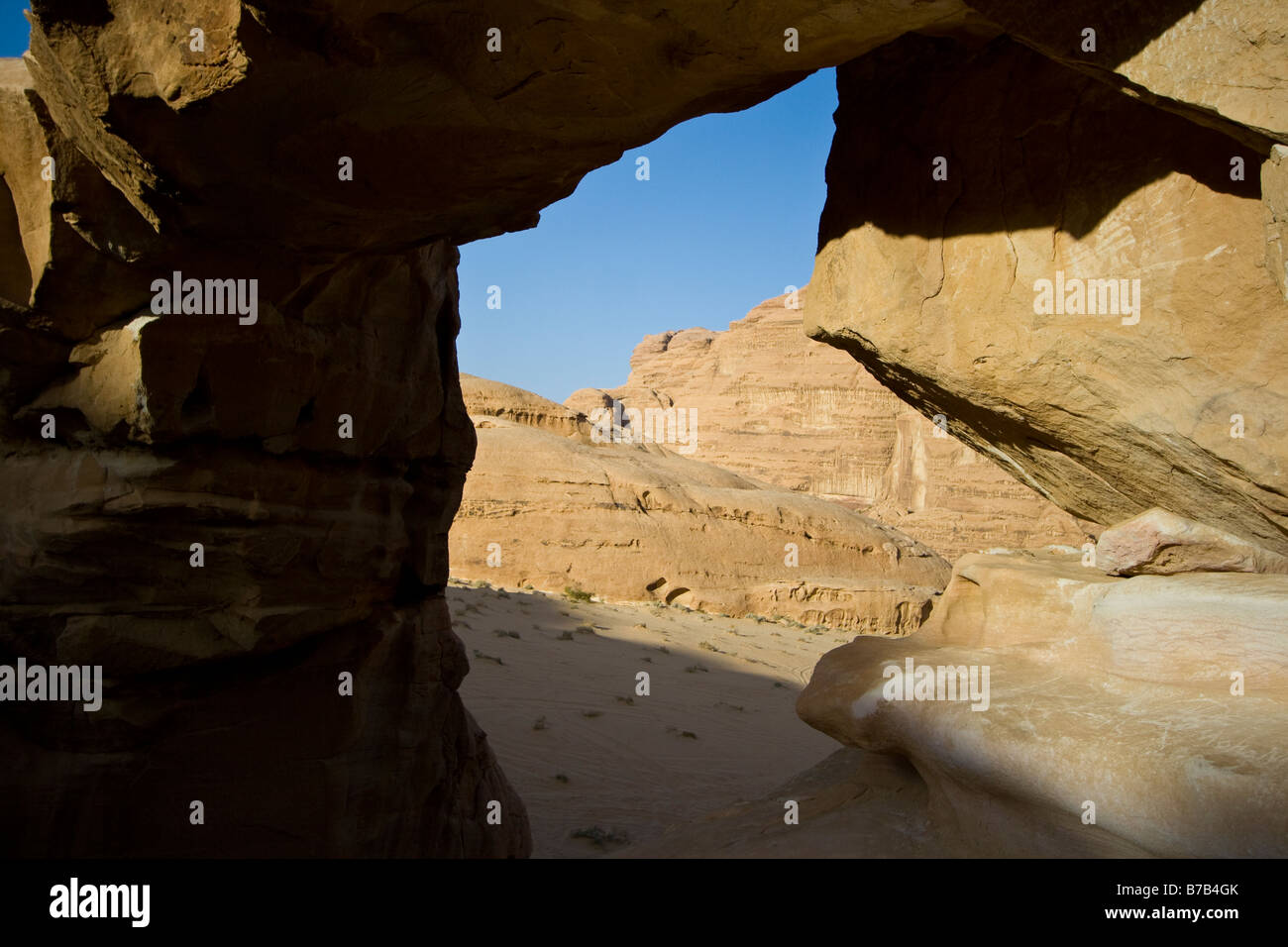 Umm Fruth Rock Bridge dans le Wadi Rum en Jordanie Banque D'Images
