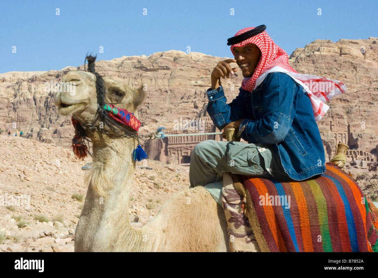 Jeune homme Bédouin monté sur un chameau à Petra en Jordanie Banque D'Images