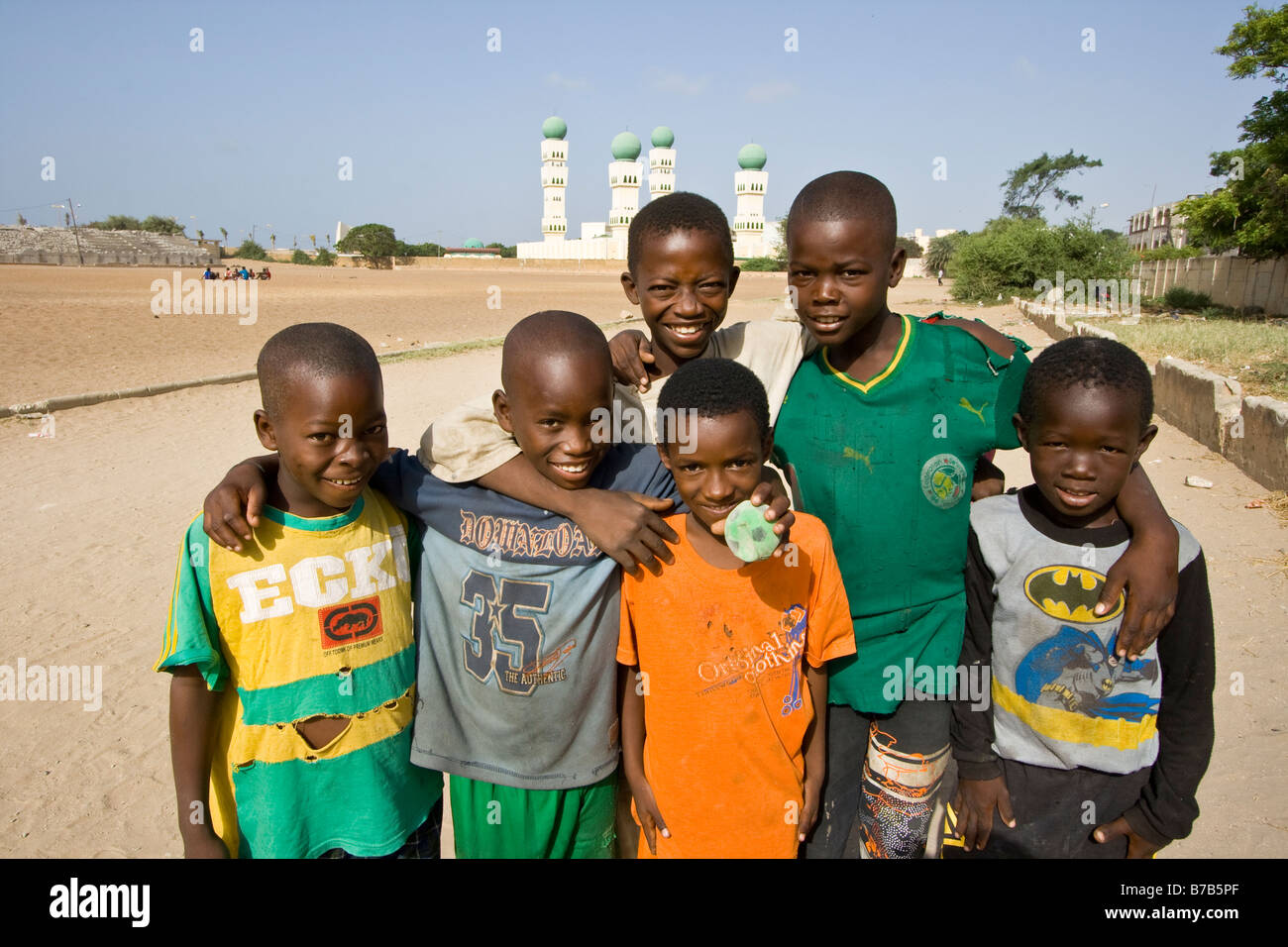 Les garçons sénégalais devant une mosquée de Dakar Sénégal Banque D'Images