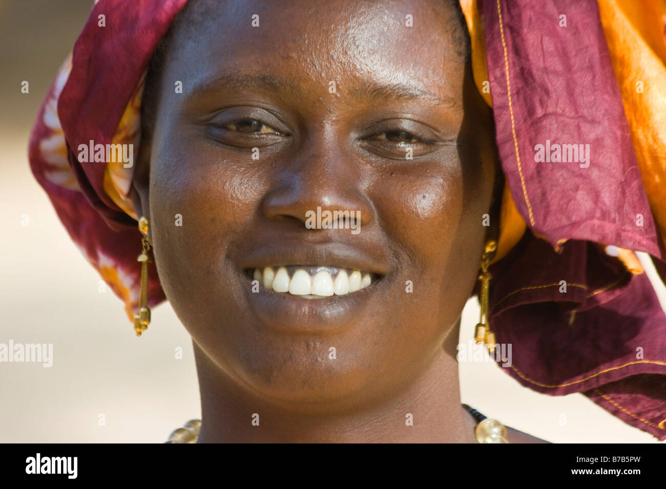 Femme souriante sur l'Ile de Gorée au large de Dakar Sénégal Banque D'Images