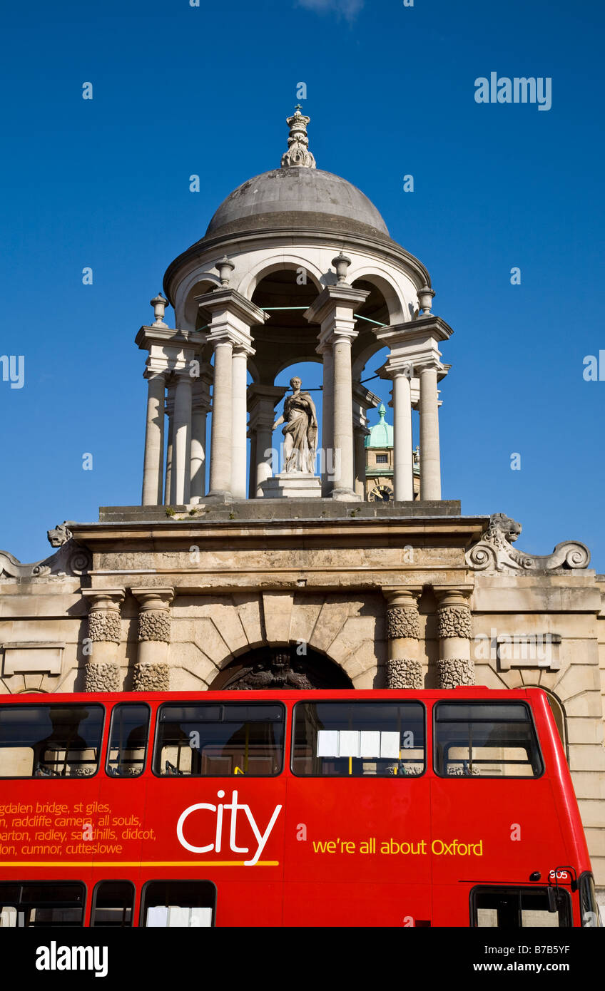 Bus à impériale rouge à l'extérieur de Queen's College, Oxford, Angleterre, Royaume-Uni. Banque D'Images