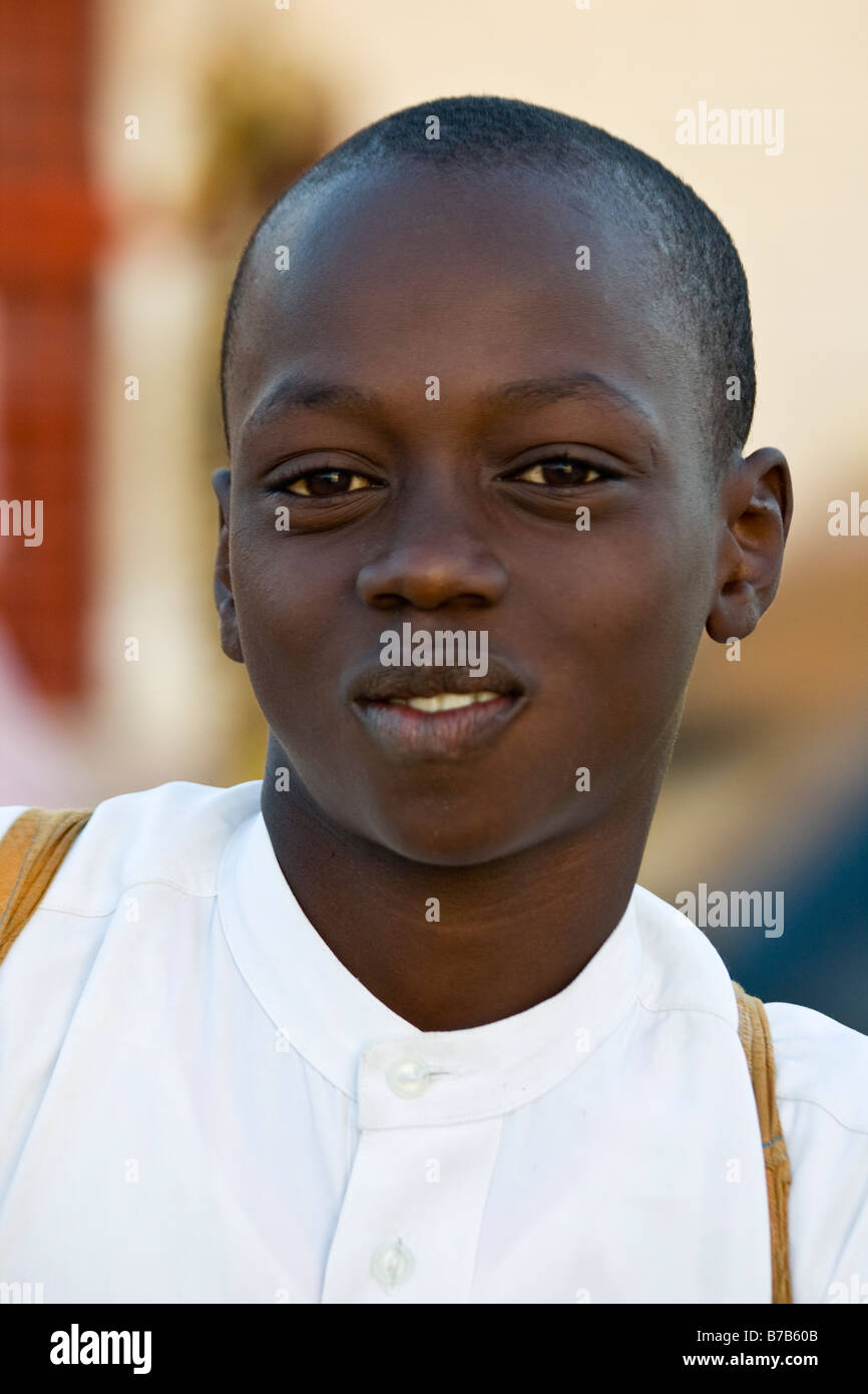 Garçon sénégalais à St Louis au Sénégal Afrique de l'Ouest Banque D'Images