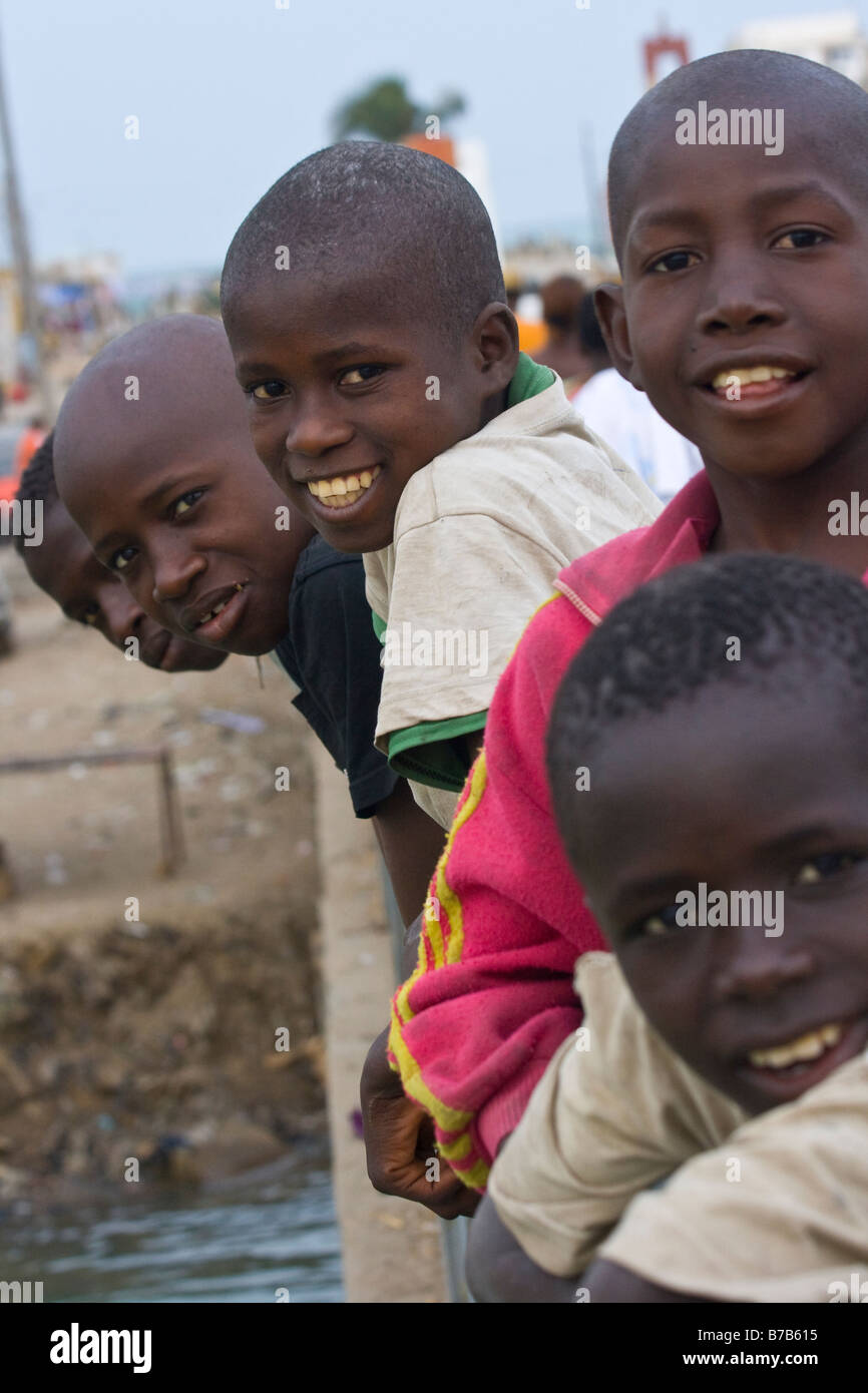 Les garçons sur un pont de St Louis au Sénégal Afrique de l'Ouest Banque D'Images