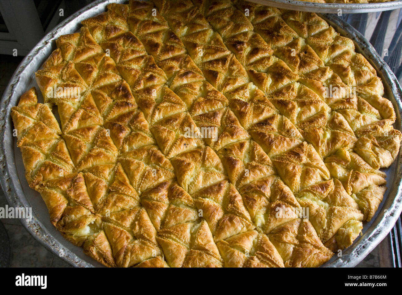 Dans un bac de Baklava Sweet Shop Bakery à Naplouse Cisjordanie Territoires Palestiniens Banque D'Images