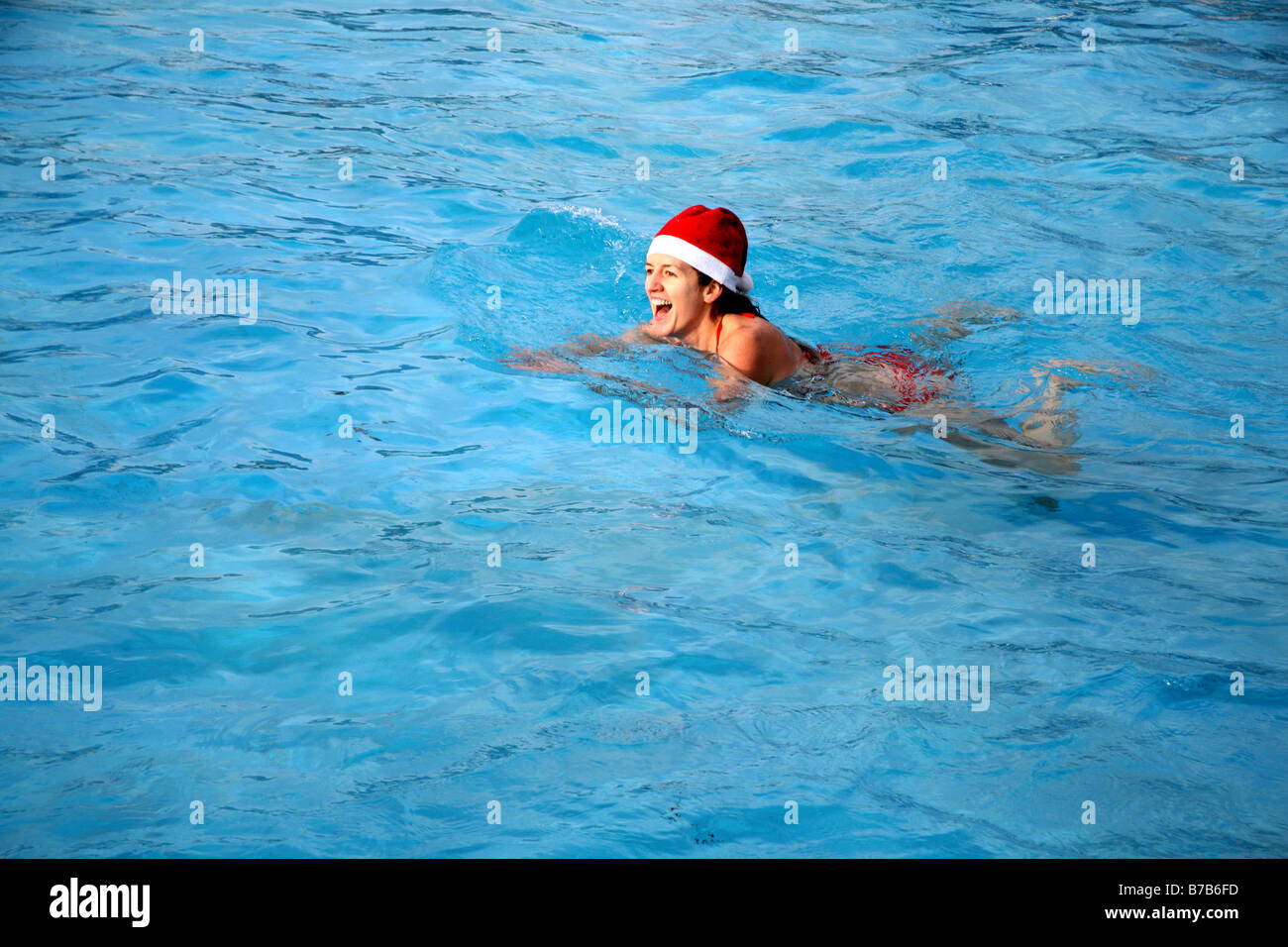 Une femme en hiver la charité nager à Santa hat, Londres Banque D'Images
