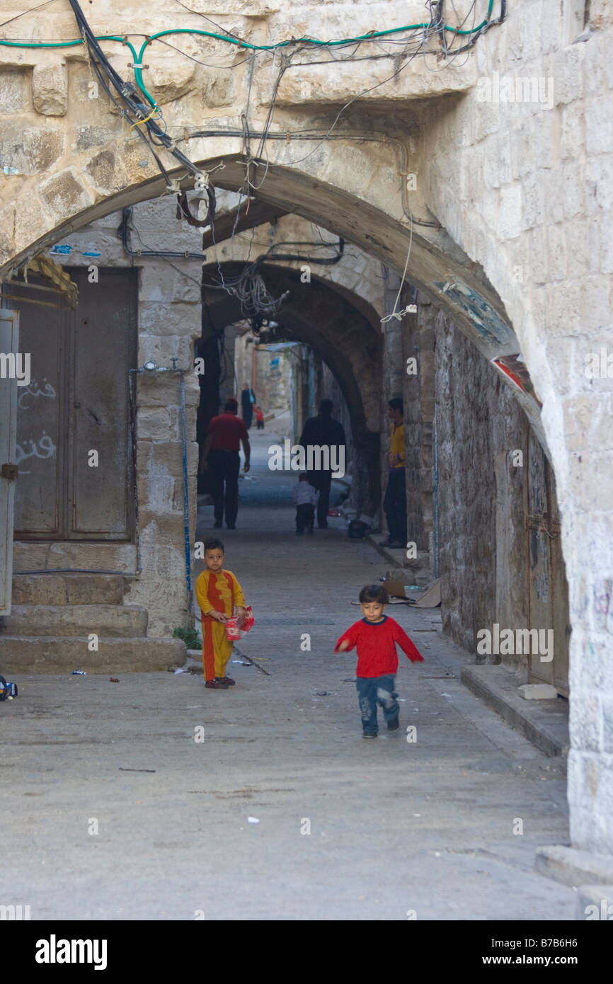 Enfants jouant dans la vieille ville de Naplouse en Cisjordanie Palestine Banque D'Images