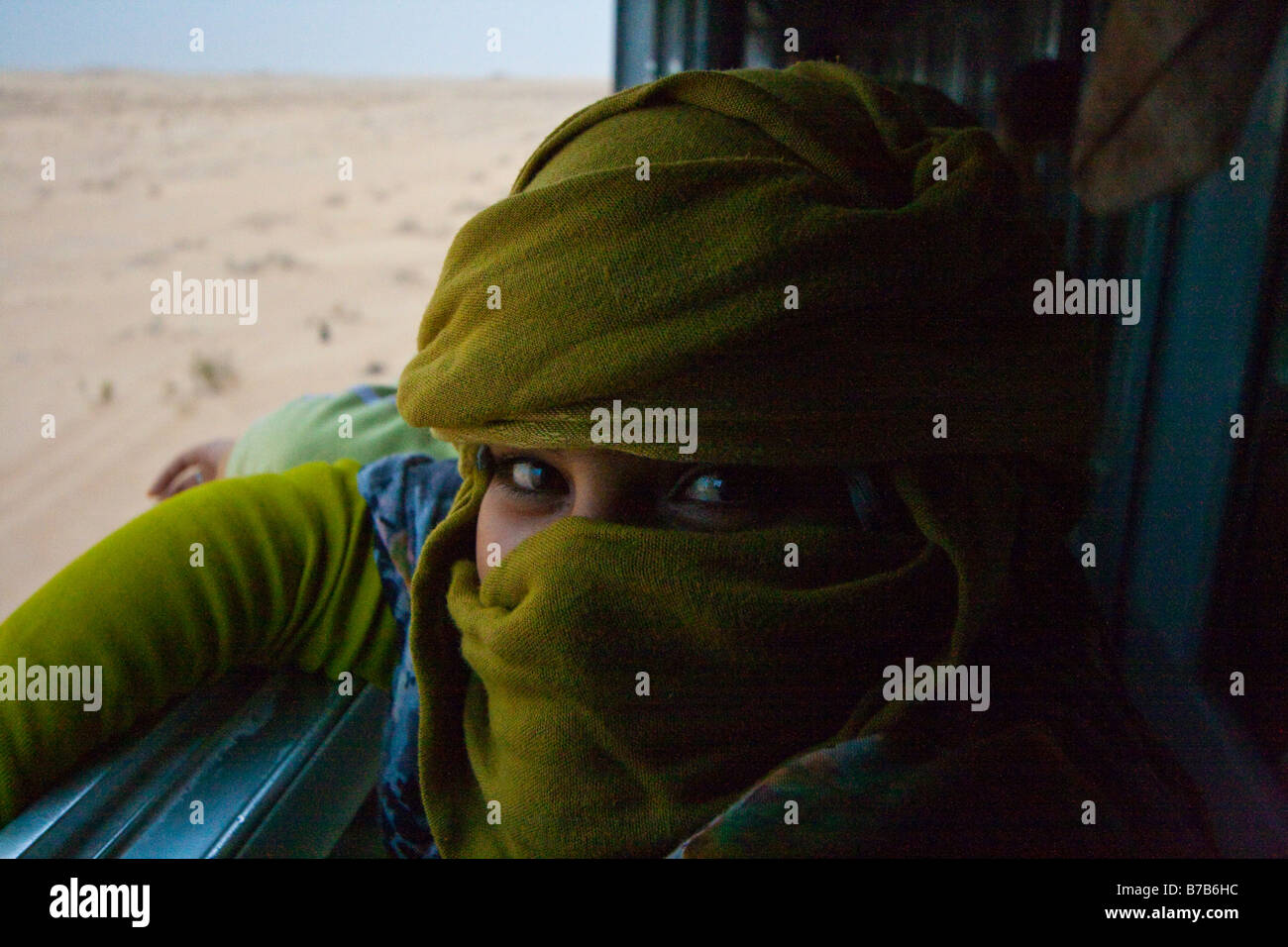 Jeune femme mauritanienne sur le train de minerai de fer de Zouerat à Nouadhibou en Mauritanie Banque D'Images