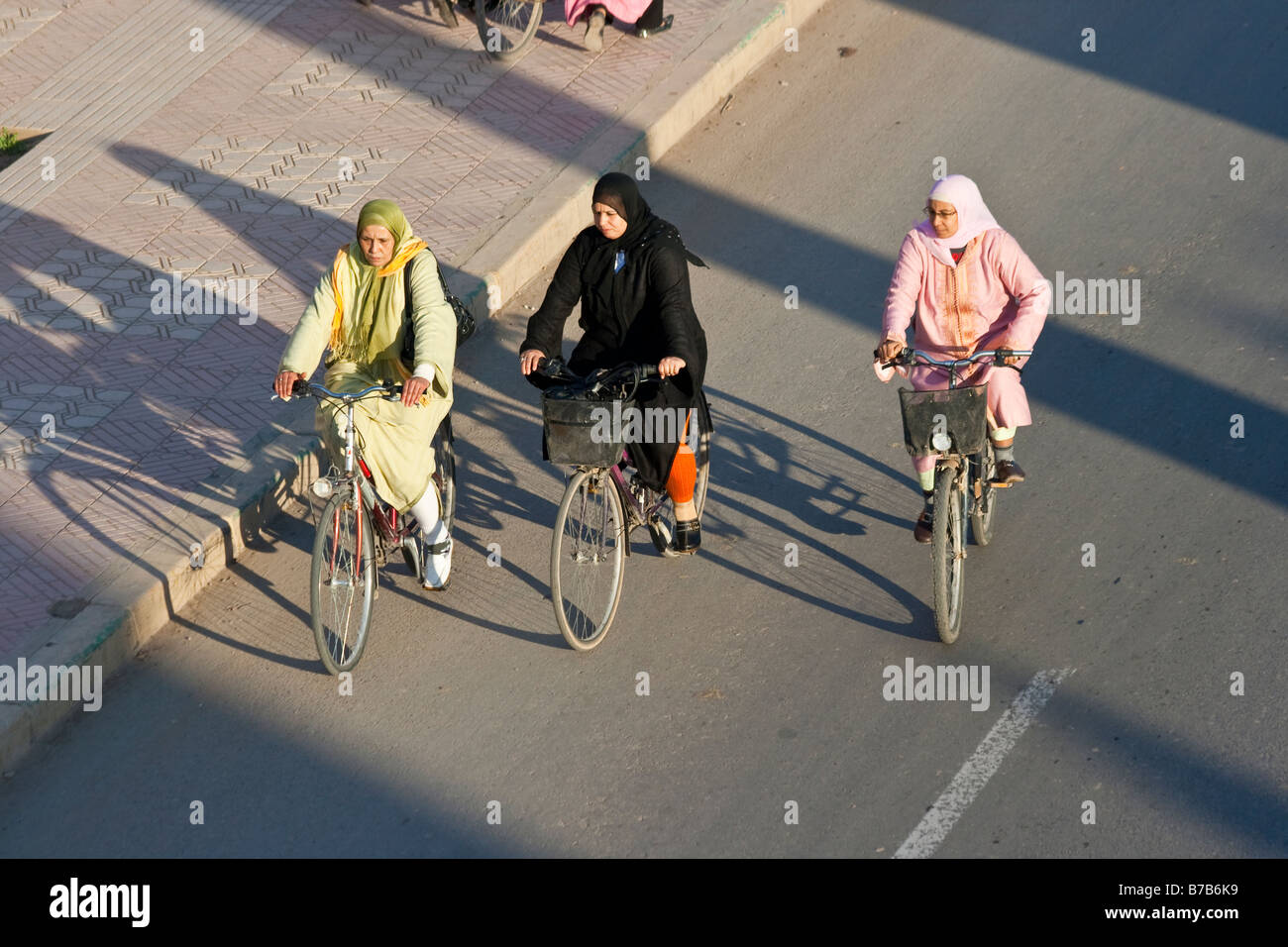 Les femmes marocaines la bicyclette à Taroudant Maroc Banque D'Images