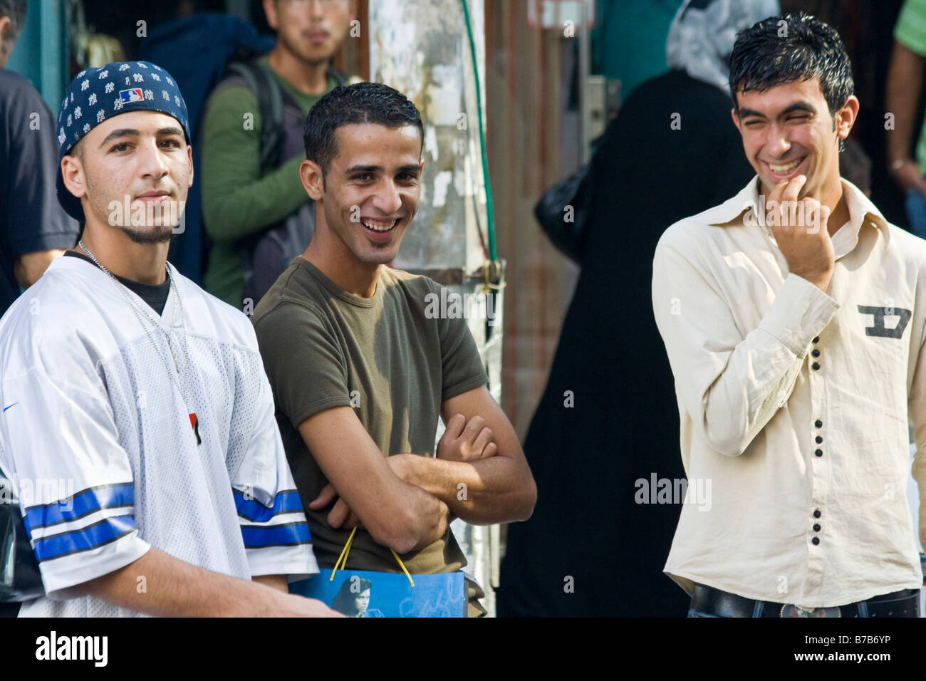 Les jeunes hommes palestiniens à Ramallah en Cisjordanie Territoires Palestiniens Banque D'Images
