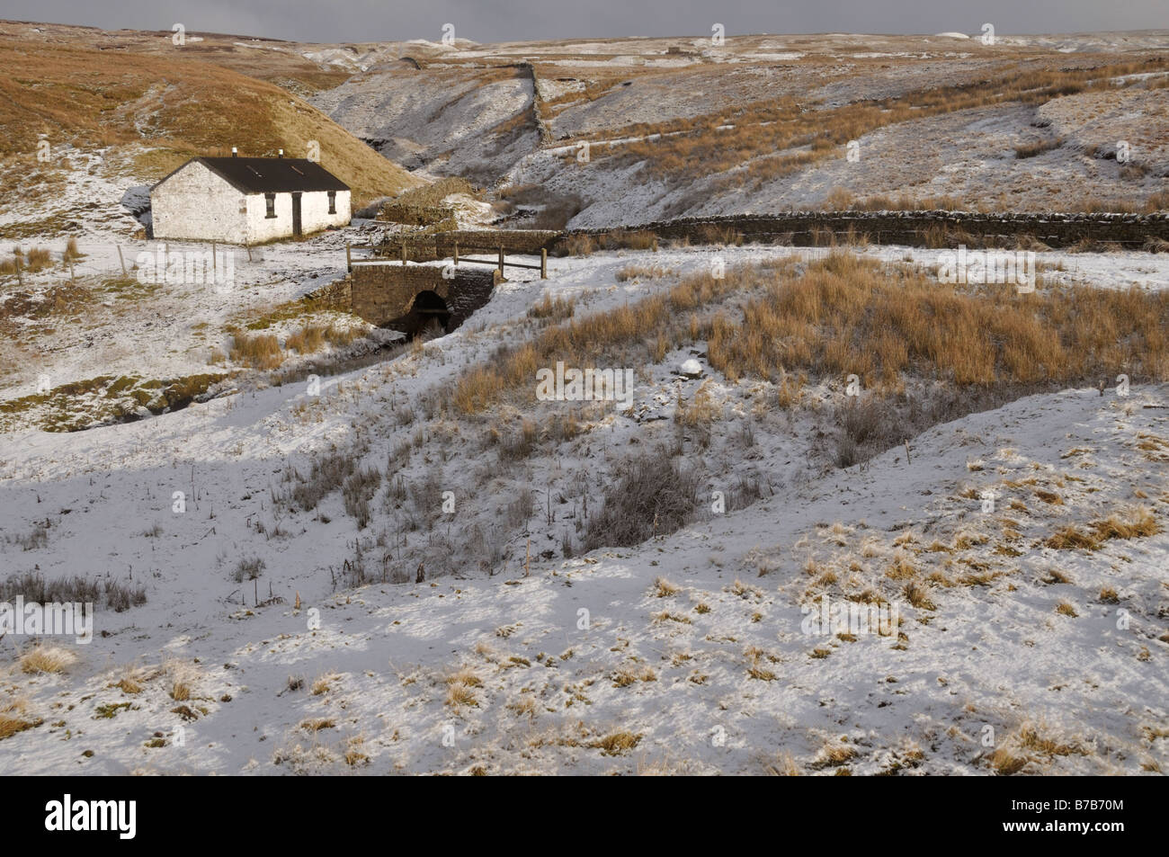 Chalet dans la neige ancienne Angleterre Teesdale Banque D'Images