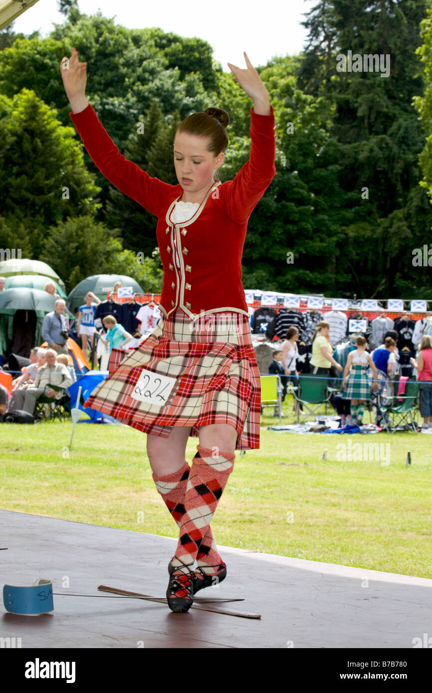 Scottish Highland Games - danseuses en kilt écossais et portant exécution de l'évaluation individuelle du tambour à Strathmore gathering, Sco Banque D'Images
