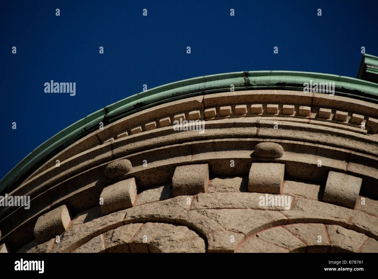 Une courbe de la façade de l'immeuble contre un ciel bleu Banque D'Images