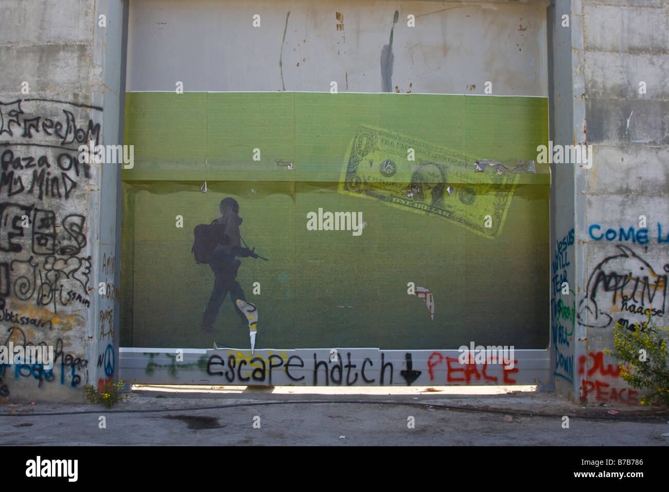 Graffitis sur les Palestiniens de la clôture de sécurité israélienne en dehors de Bethléem en Cisjordanie Banque D'Images