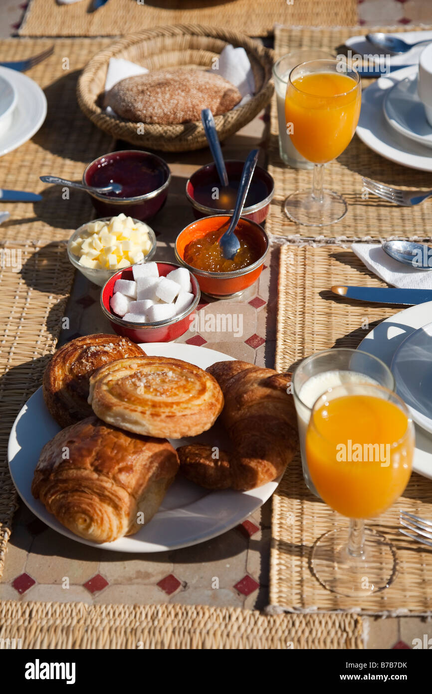 Le petit-déjeuner est servi sur la terrasse sur le toit d'un riad Marrakech Maroc maison quest. Banque D'Images