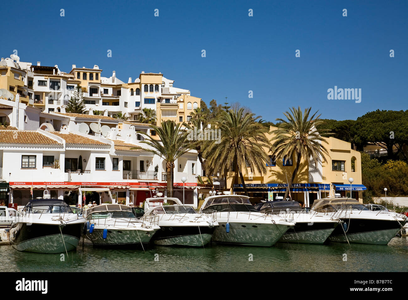 Bateaux dans la Marina de Cabopino Marbella Malaga Andalousie Espagne sun coast Banque D'Images