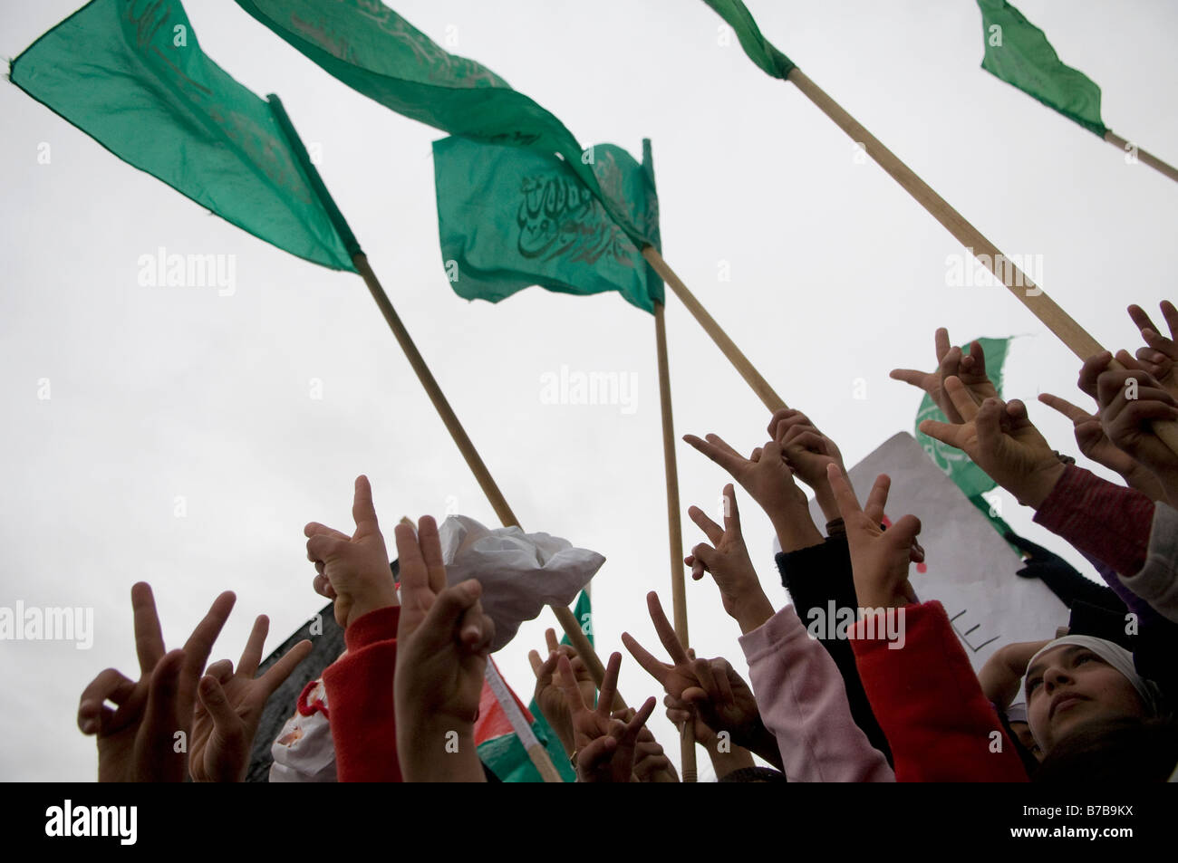 Les femmes bédouines donnent le V-sign lors de la protestation contre l'opération militaire d'Israël dans la bande de Gaza dans le village d'AR'arat an-Naqab Negev désert d'Israël Banque D'Images