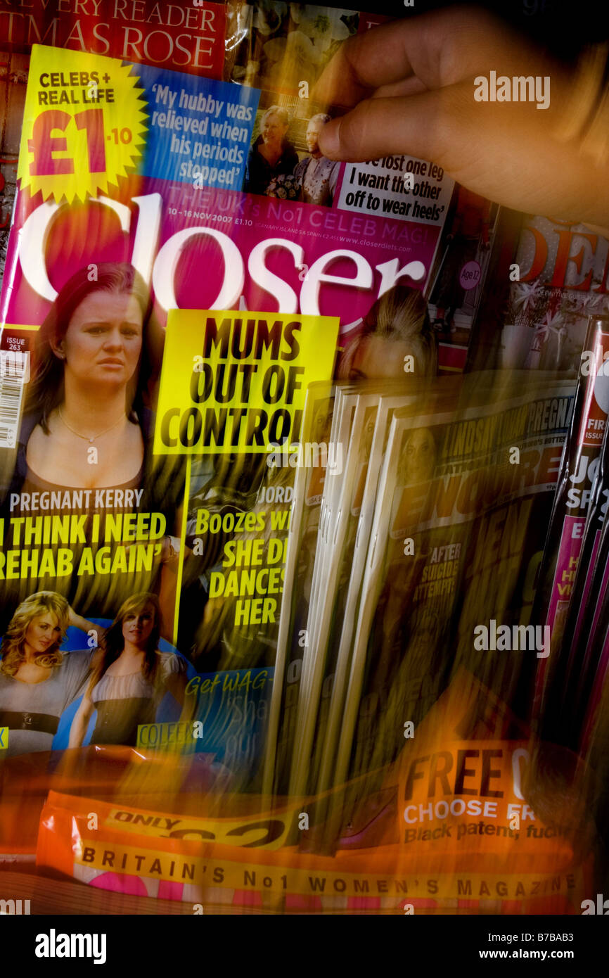 Un magazine plus prises à partir d'une tablette à un marchand Banque D'Images