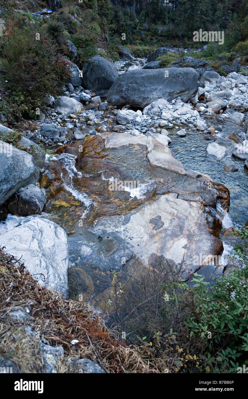 De pittoresque rivière Dudhkoshi en parc national de Sagarmatha Vallée de l'Everest région de Khumbu au Népal Banque D'Images