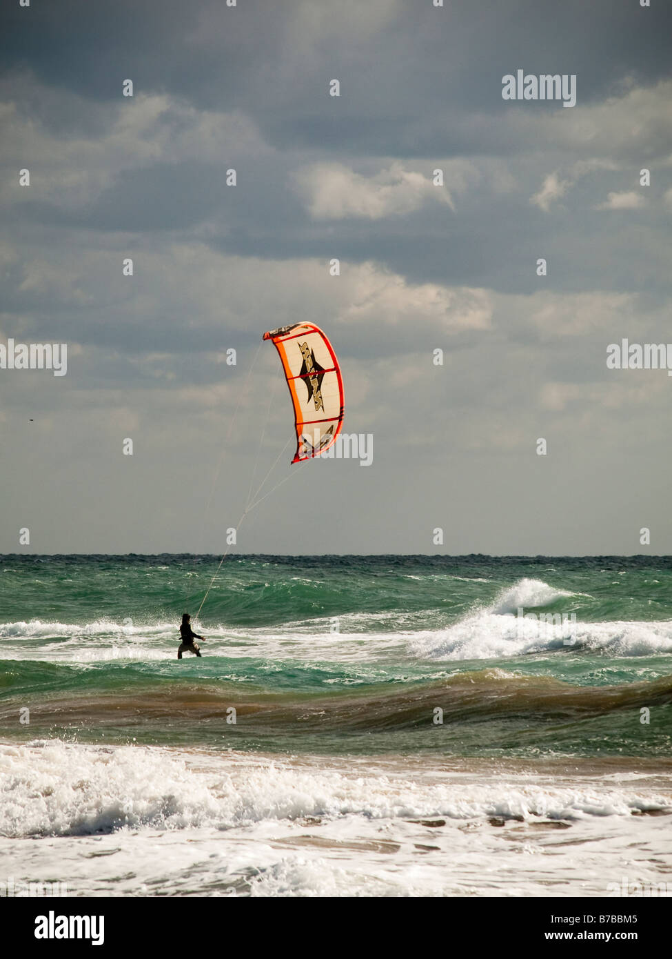 Le kitesurf en Espagne sur un jour de tempête Costa Dorada Mer Méditerranée Banque D'Images