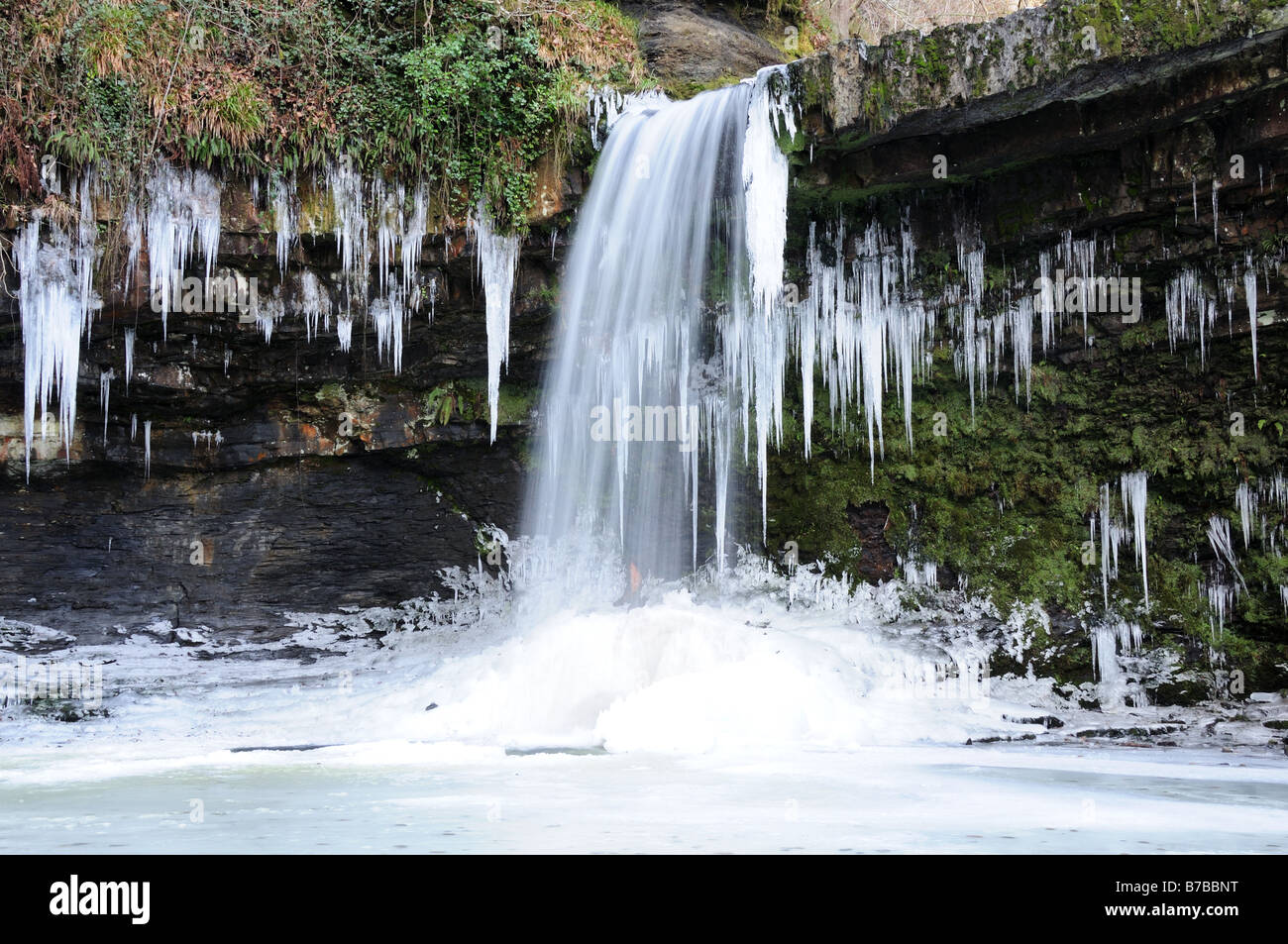 Sgwd Gwladys ou Lady Falls pendant un hiver froid Ystradfellte Brecon Beacons National Park Powys Wales Banque D'Images