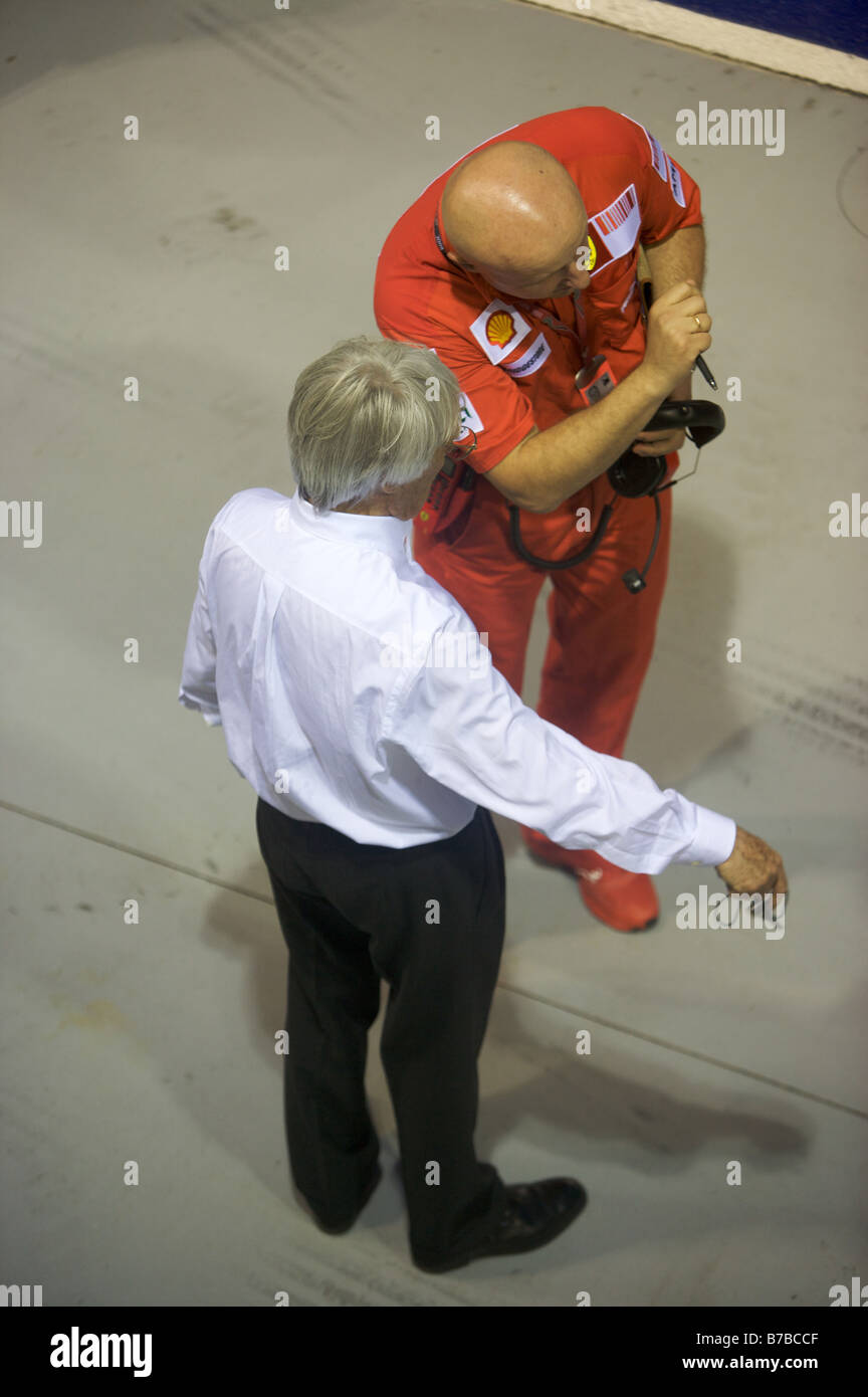 Bernie Ecclestone sur le pit lane avec ingénieur Ferrari Banque D'Images