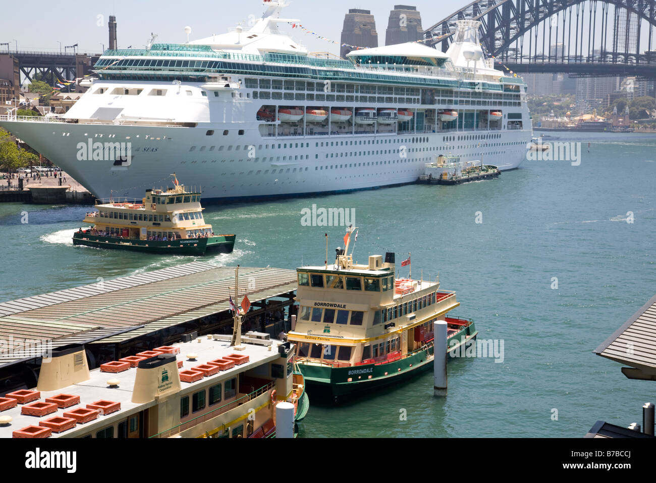 Sydney ferries et bateau de croisière Rhapsody of the Seas amarrés à Circular Quay, Sydney, Australie Banque D'Images