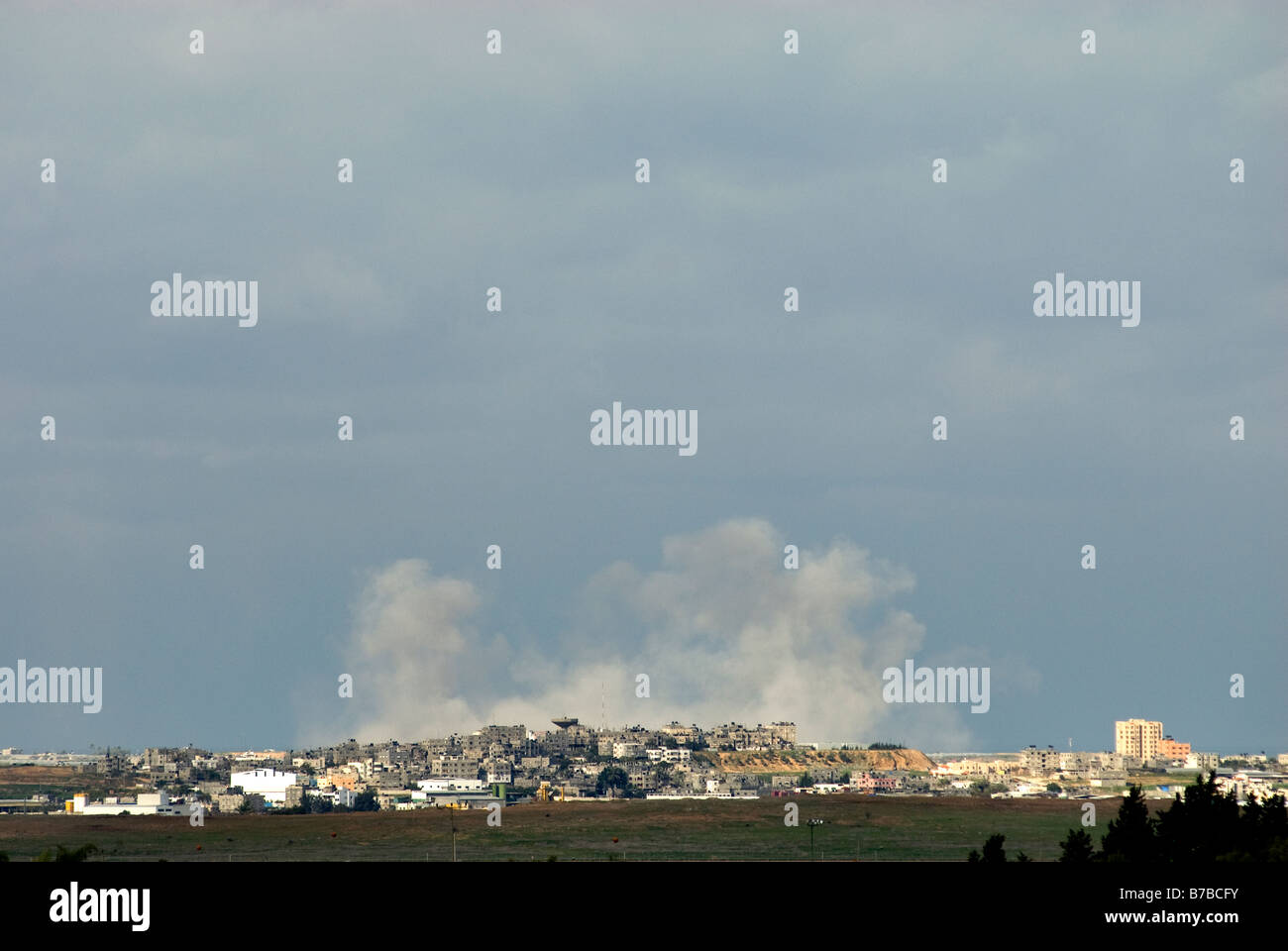 En soufflant de la fumée le nord de la bande de Gaza est vu de Kibbutz Kfar Aza à la suite d'un raid aérien israélien sur janvier 2009. Israël Banque D'Images