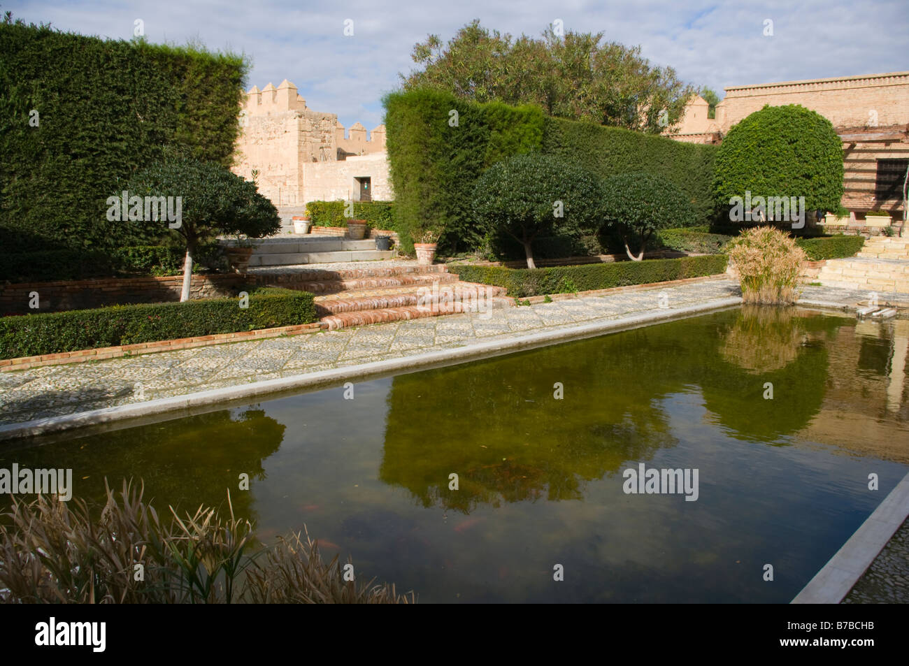 Jardins et étang dans la Conjunto Monumental de la Alcazaba Almeria Espagne Château Châteaux espagnols Banque D'Images