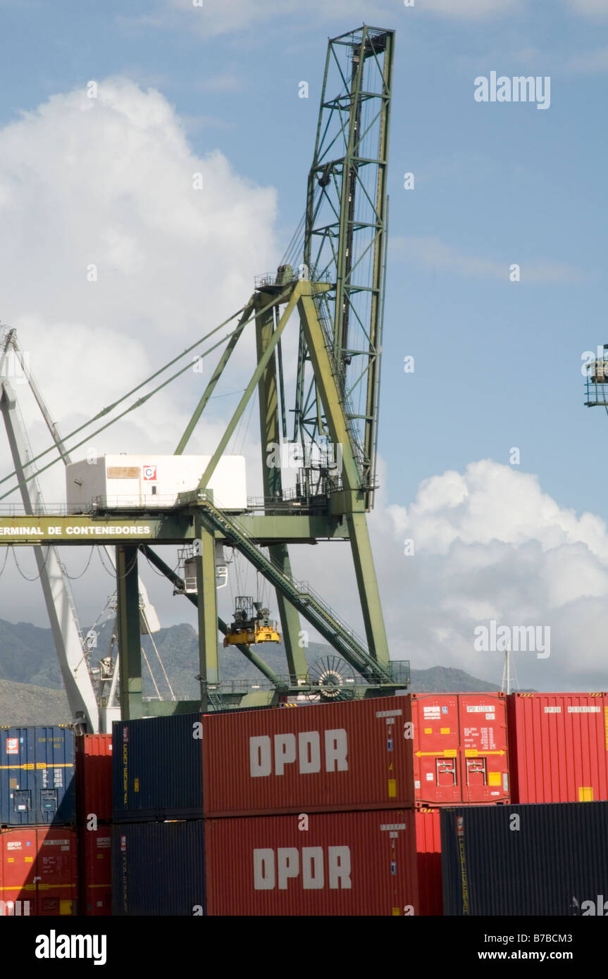 Les contenants d'expédition par conteneurs conteneurs docks import export importation de marchandises exportées de l'équipement de levage de la grue Banque D'Images