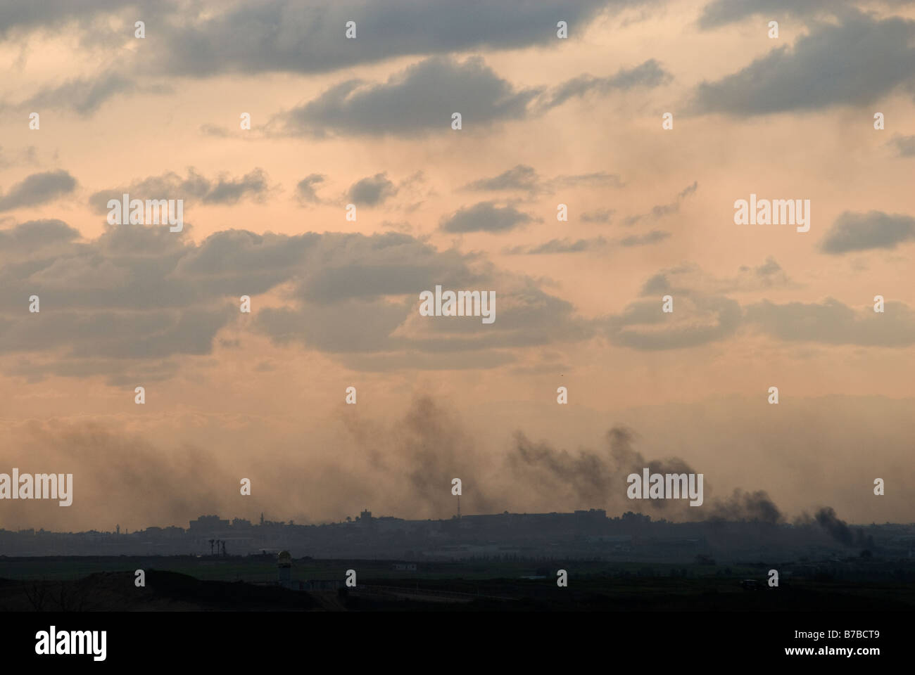 En soufflant de la fumée le nord de la bande de Gaza est vu de Kibbutz Kfar Aza à la suite d'un raid aérien israélien sur janvier 2009. Israël Banque D'Images