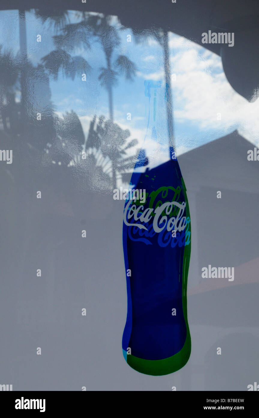 Une affiche Coca Cola avec reflet de palmiers, NAS de Singapour Banque D'Images
