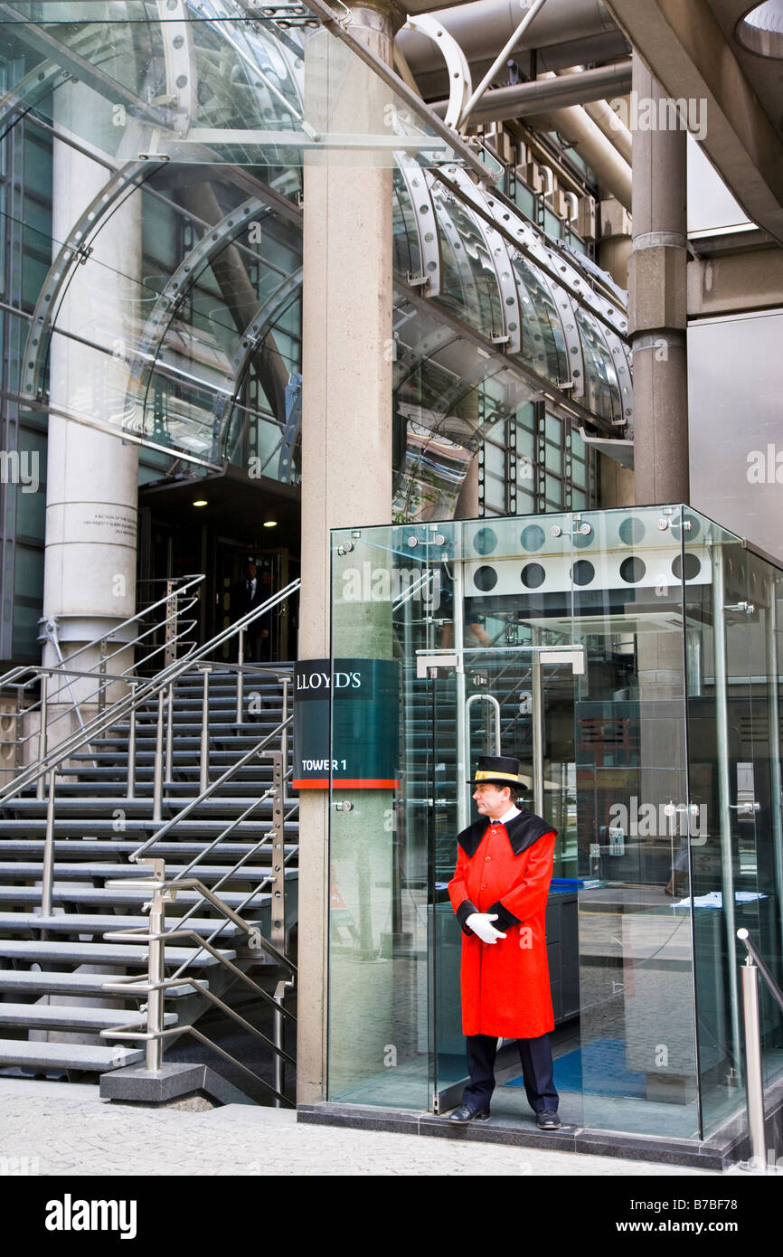 Portier en manteau rouge Lloyds Building London England Banque D'Images