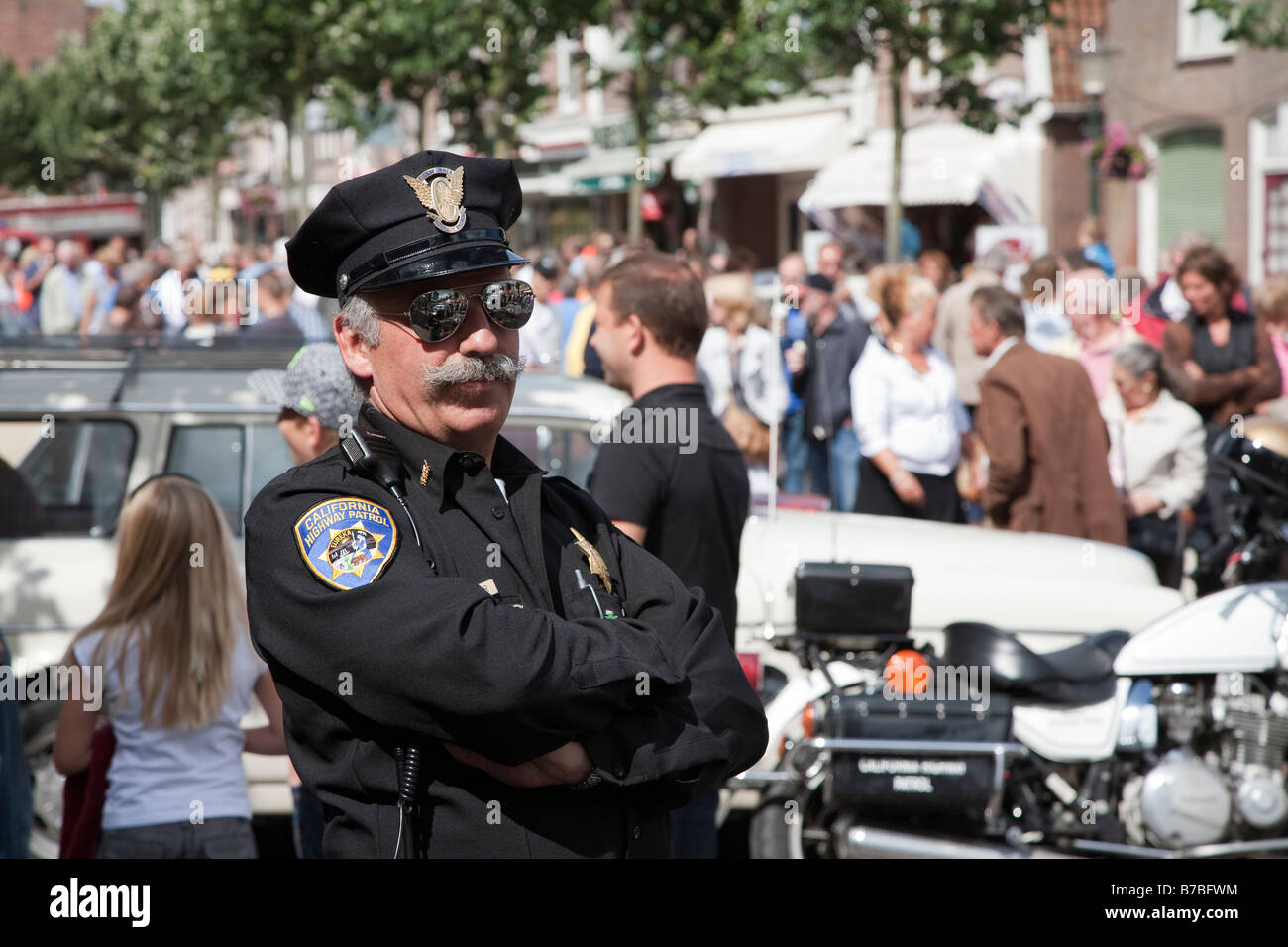 L'homme au rallye de voitures classiques California Highway Patrol police Banque D'Images