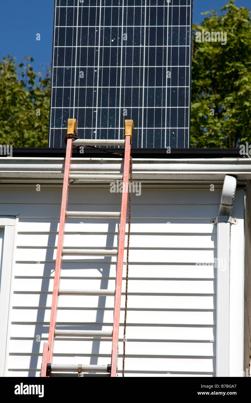 Installation de panneaux solaires photovoltaïques sur House Banque D'Images