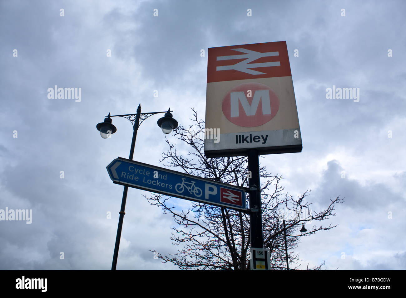 Gare signe et un lampadaire situé à Bradford dans le West Yorkshire Banque D'Images