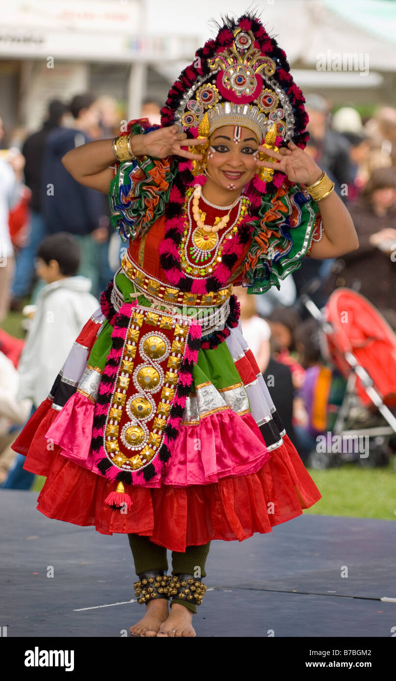 Danseuse indienne traditionnelle sur scène Banque D'Images