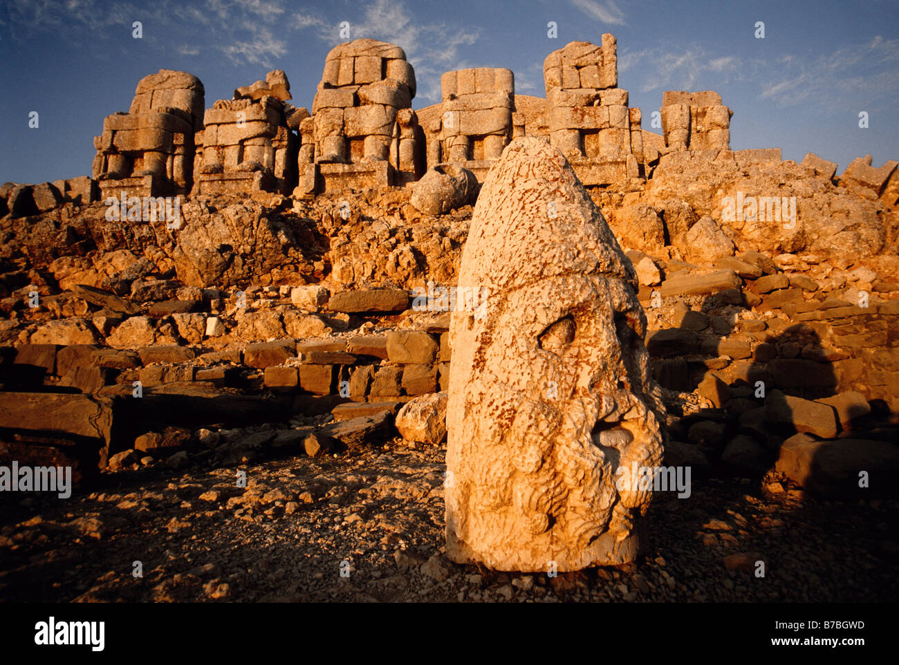 (Mont Nemrut Dagi Nimrod) chef d'Héraclès (Hercule) a renversé de la statue derrière par un tremblement de terre, l'est exposée à l'aube Banque D'Images