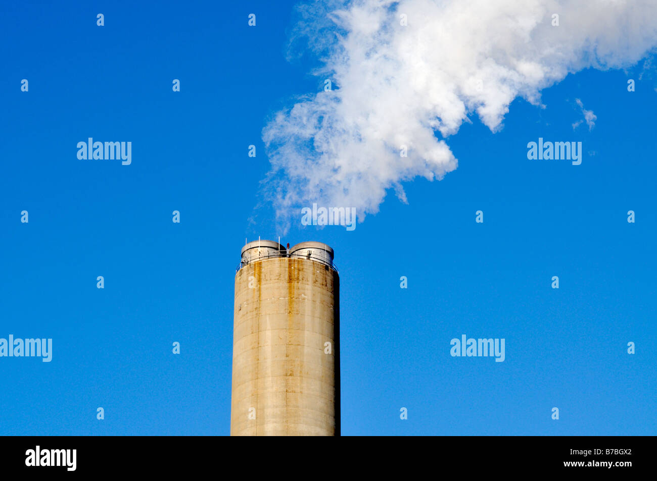 La cheminée centrale avec l'échappement ou fumée blanche dans United States against blue sky Banque D'Images