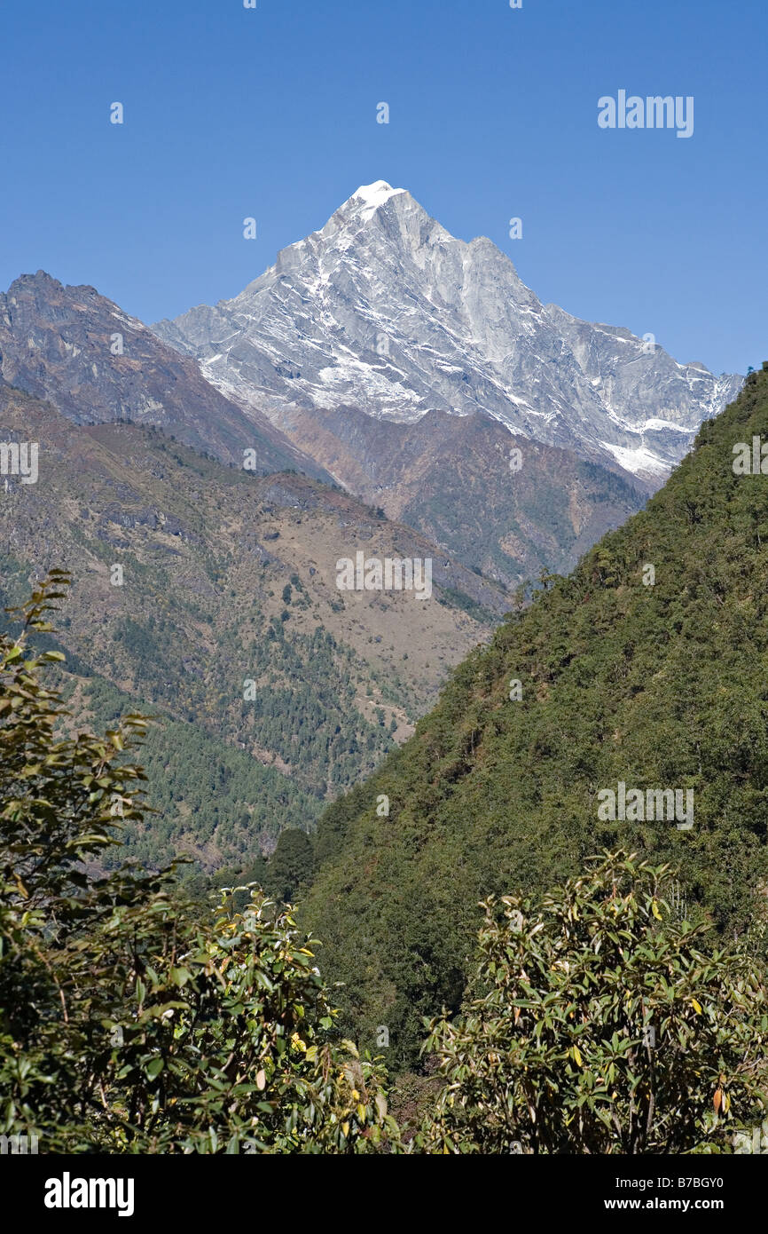 Ong majestueux Thung Ri montagne en arrière-plan comme vu de Lukla dans la région de Khumbu au Népal Banque D'Images