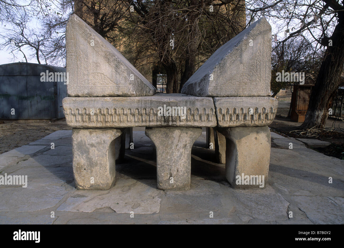 Le grand lutrin en marbre pour un grand Coran faite à Ulugbeg se trouve au centre de la cour de la Mosquée de Bibi Khanym Banque D'Images