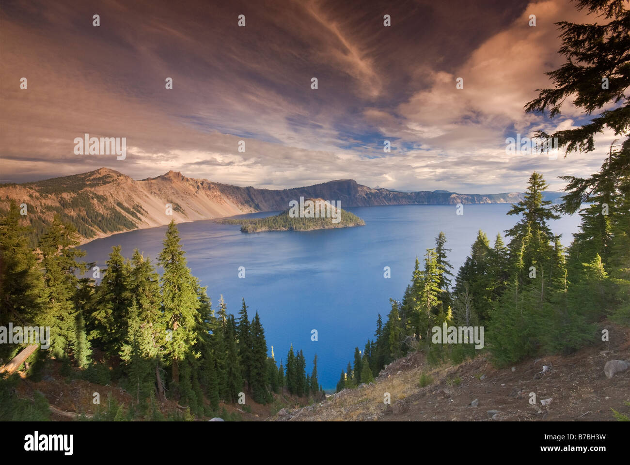 L'île de l'assistant dans le lac du cratère vu de Rim Village area à Crater Lake National Park Utah USA Banque D'Images