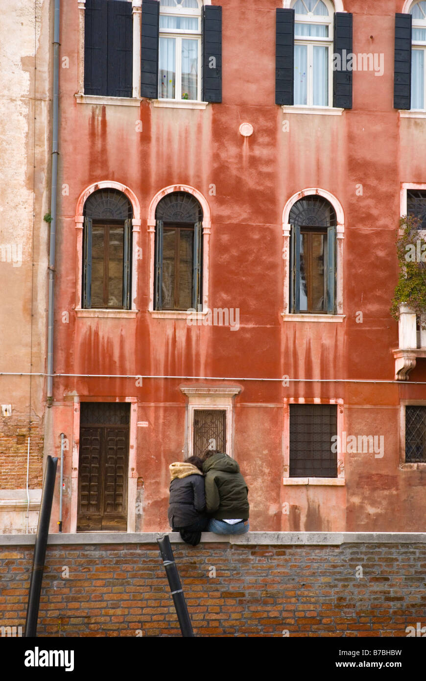 Couple à Campo San Trovaso en Dorsuduro de Venise Italie Europe Banque D'Images