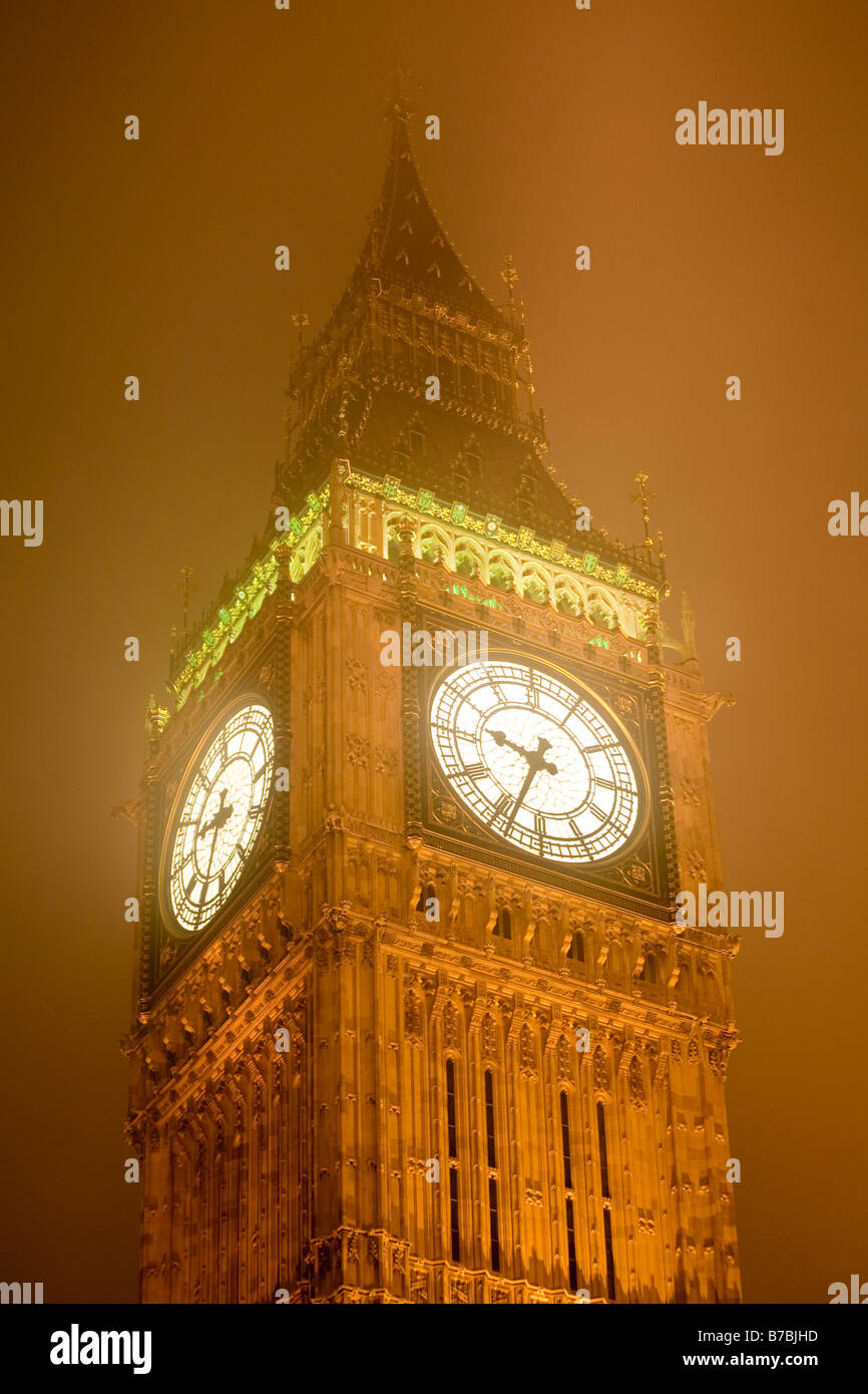 Big Ben sur une nuit d'hiver brumeux. Chambres du Parlement, Westminster, London, England, UK Banque D'Images